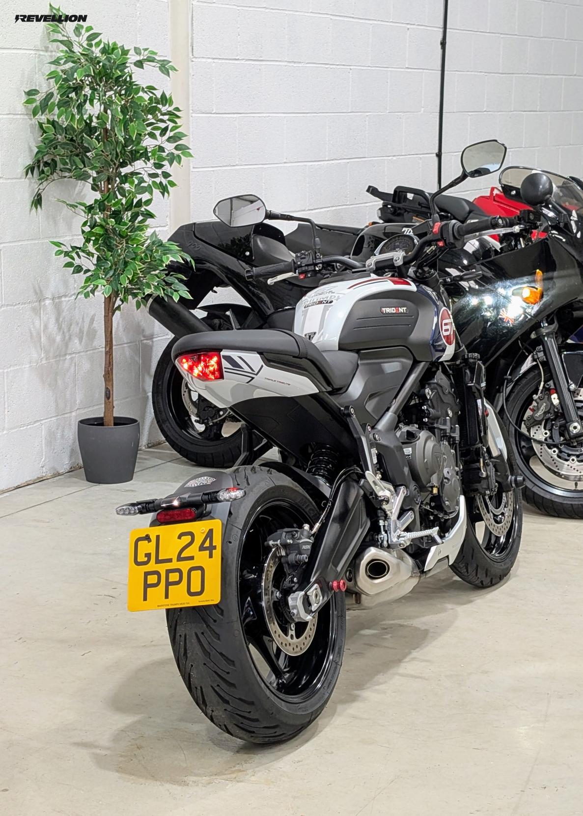 Triumph Trident 660 660 Triple Tribute Edition Roadster/Retro Petrol Manual X-Ring Euro 5 (82 ps)