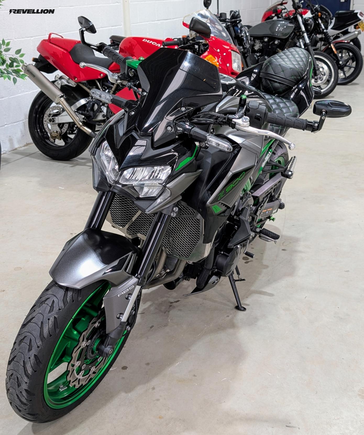 Kawasaki Z900 900 Supernaked Petrol Manual Euro 5 (125 ps)