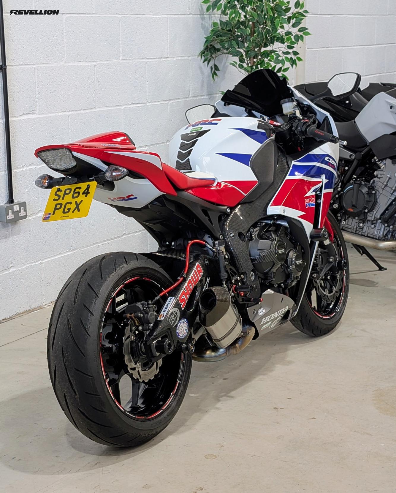 Honda CBR1000RR Fireblade 1000 Super Sports Petrol Manual (181 ps)