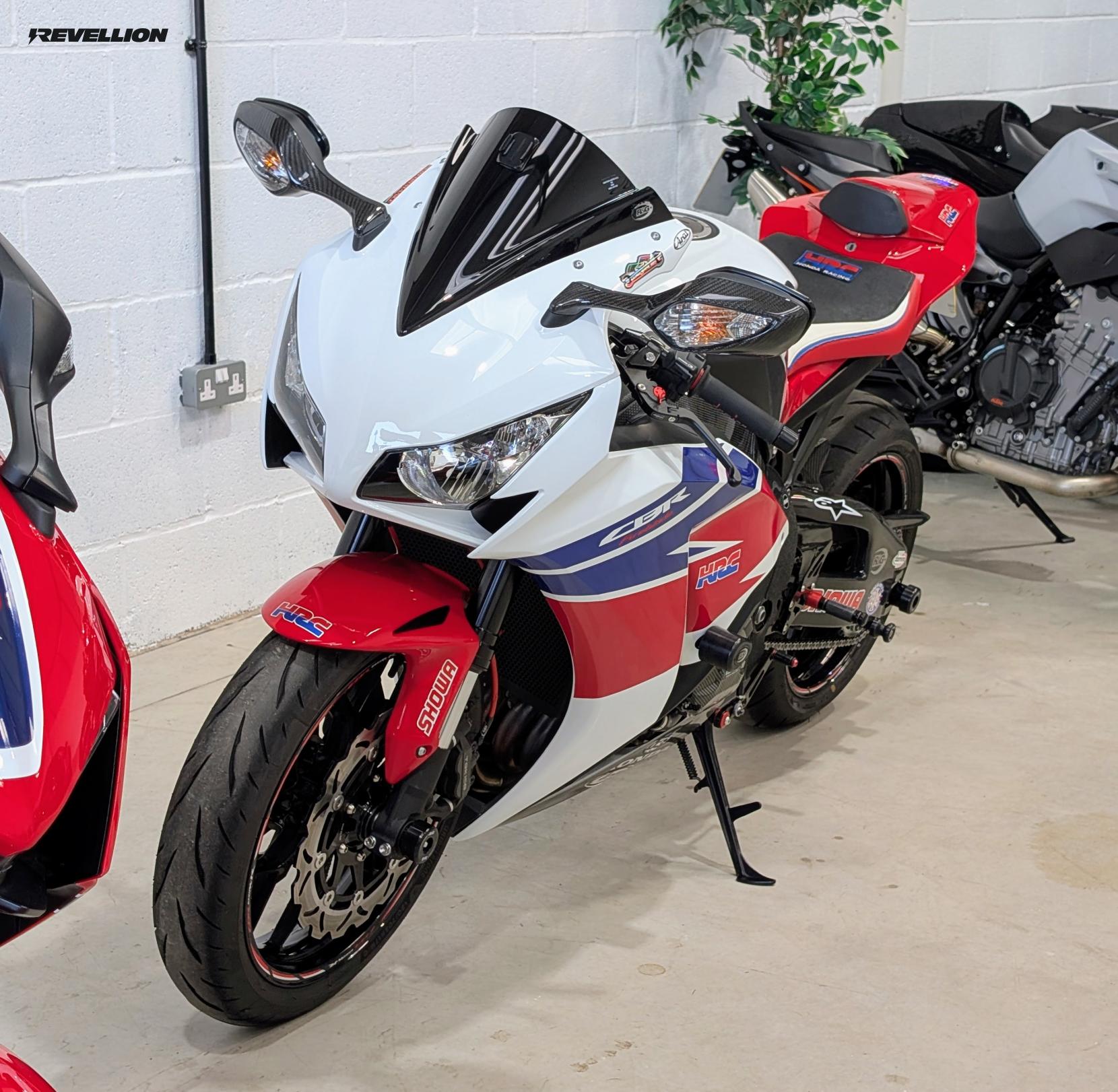 Honda CBR1000RR Fireblade 1000 Super Sports Petrol Manual (181 ps)