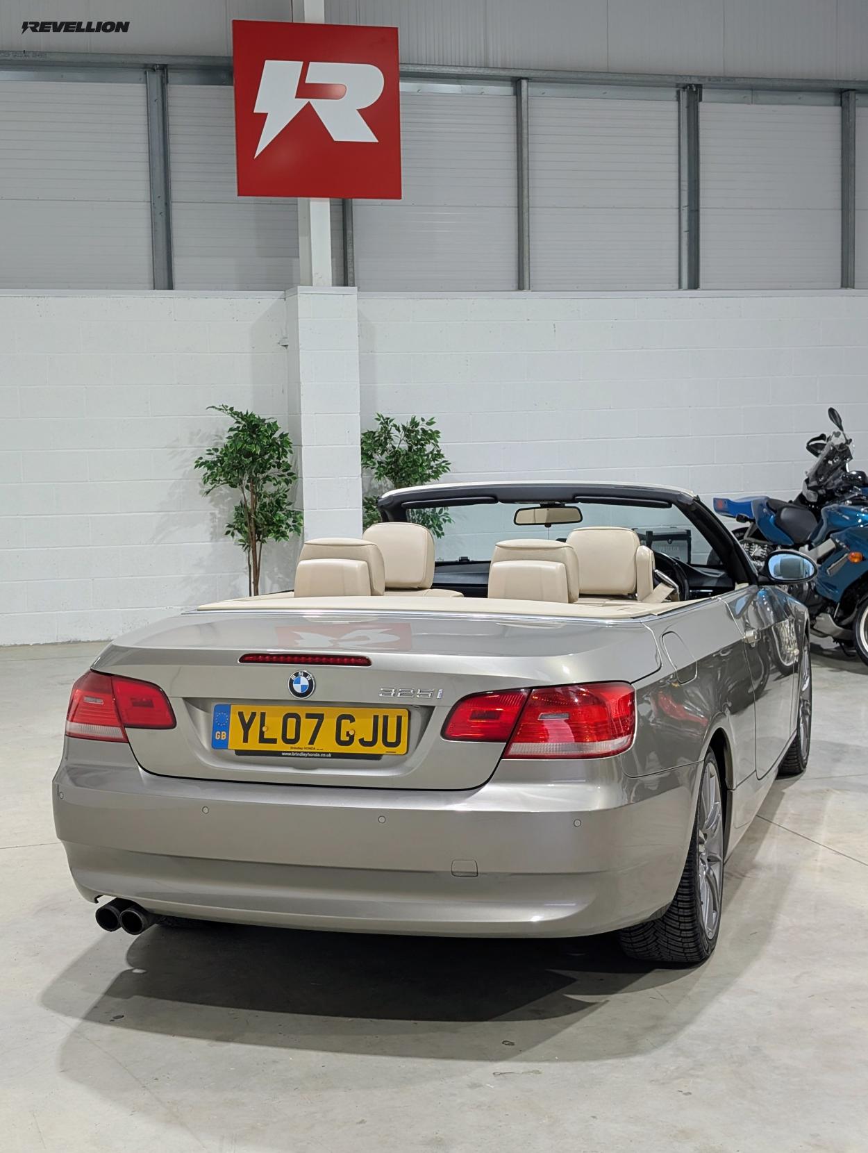 BMW 3 Series 3.0 325i SE Convertible 2dr Petrol Steptronic Euro 4 (218 ps)